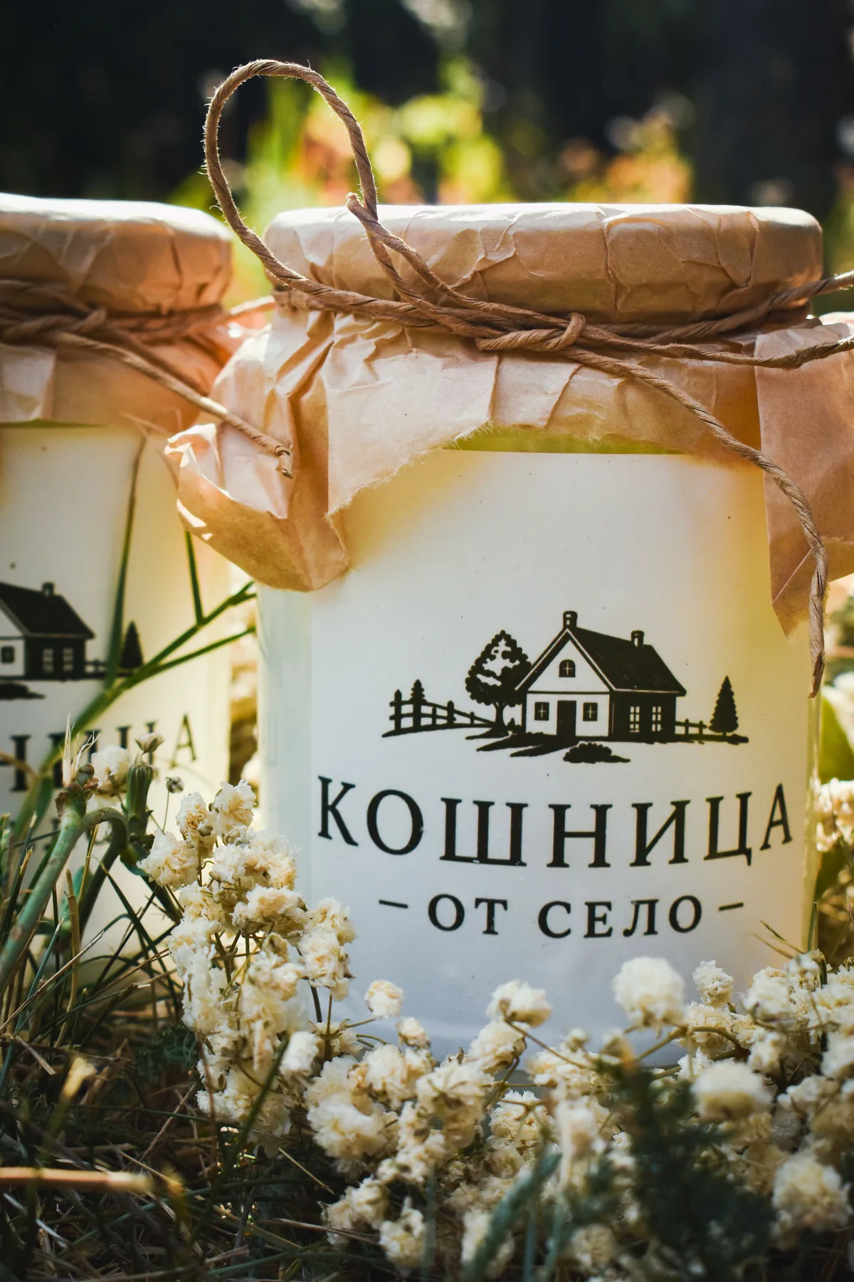 Близък план на етикета, хартията и канапа на буркан „Кошница от село“